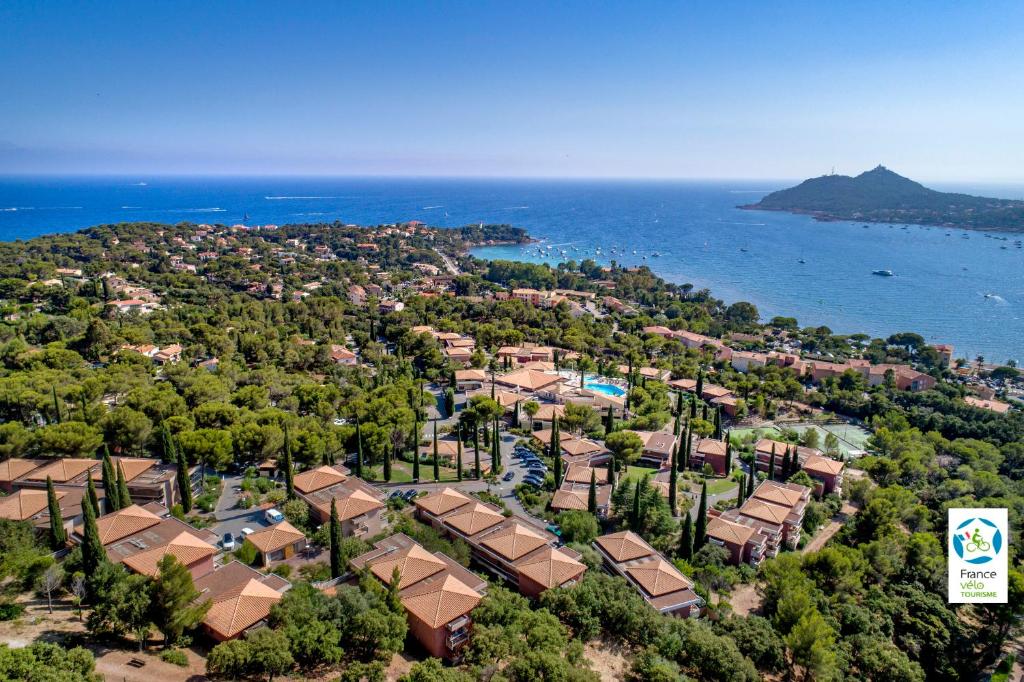 una vista aérea de un resort cerca del océano en Village Club Les Mas de L&#39;Esterel, en Agay - Saint Raphael
