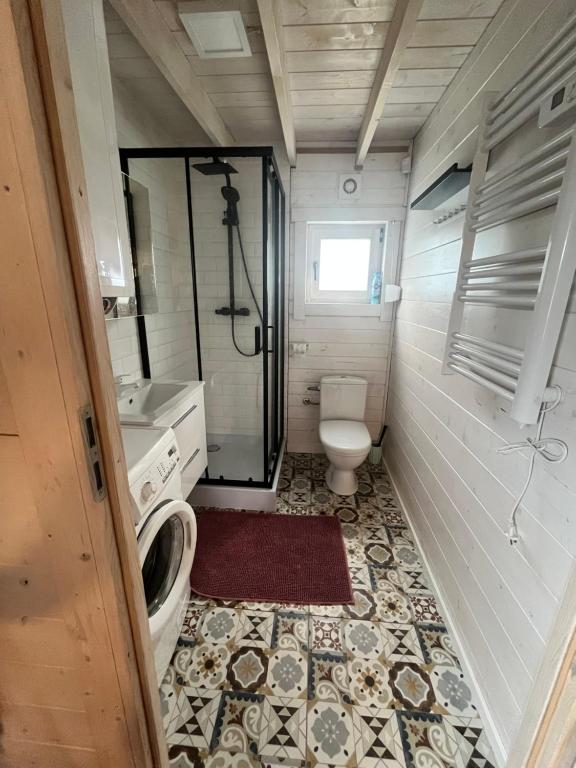 Kúpeľňa v ubytovaní Domki i Apartamenty Wieleń