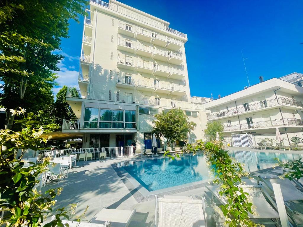 里米尼的住宿－Hotel Aiglon，大楼前设有游泳池的酒店