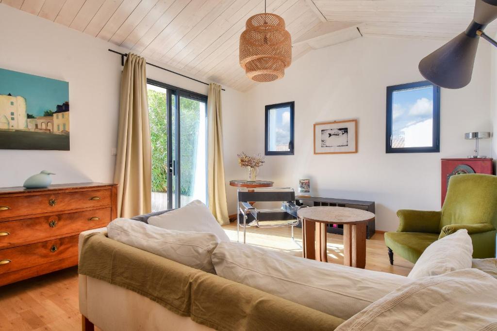 un salon avec un canapé et une table dans l'établissement En plein centre de Noirmoutier en l ile - Maison pour 6, à Noirmoutier-en-l'lle