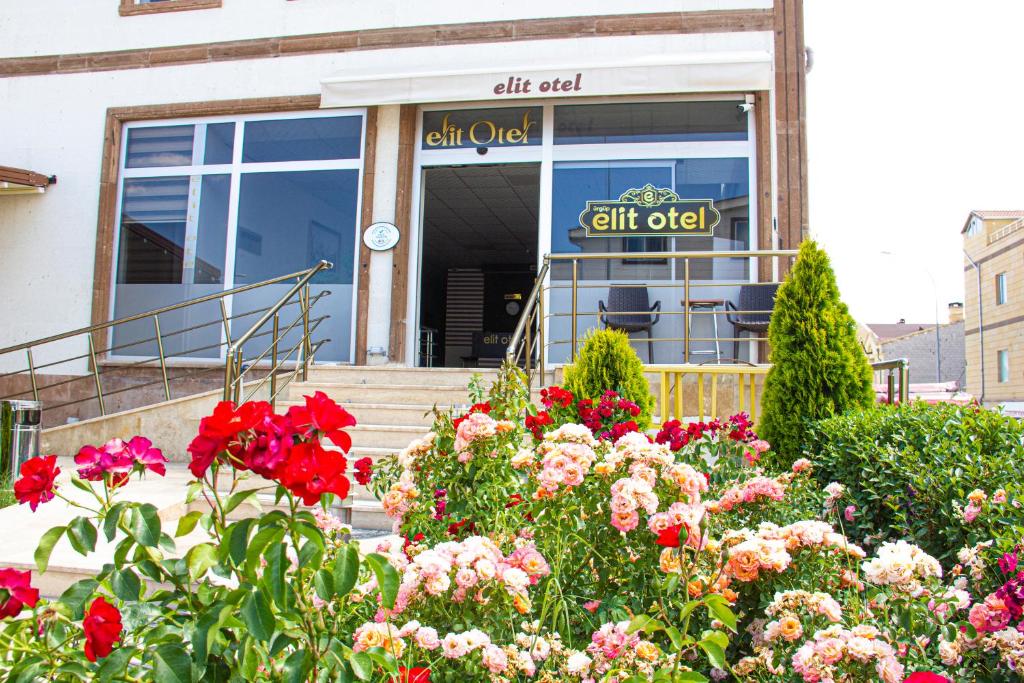 a building with flowers in front of a gift outlet at Ürgüp Elit Otel in Ürgüp