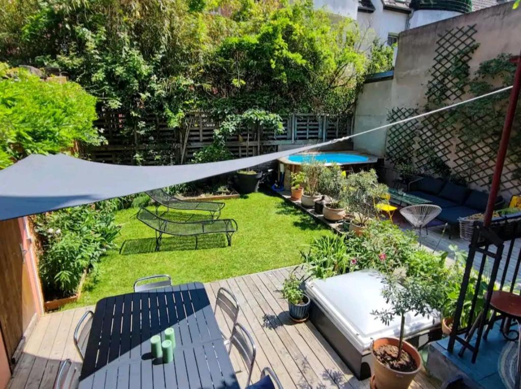 un jardin avec une table et des chaises dans l'établissement Un jardin en ville, à Strasbourg