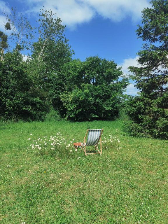 une chaise assise dans l'herbe dans un champ dans l'établissement La Quinta, à Blainville-sur-Mer