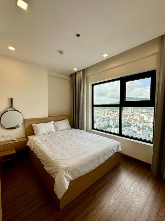 Postel nebo postele na pokoji v ubytování Tony Apartment -FLC Sea Tower Quy Nhon