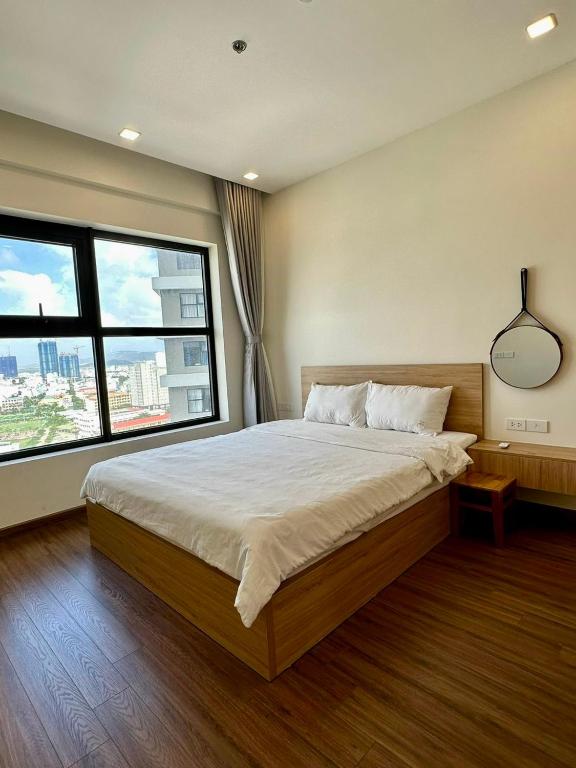 Postel nebo postele na pokoji v ubytování Tony Apartment -FLC Sea Tower Quy Nhon
