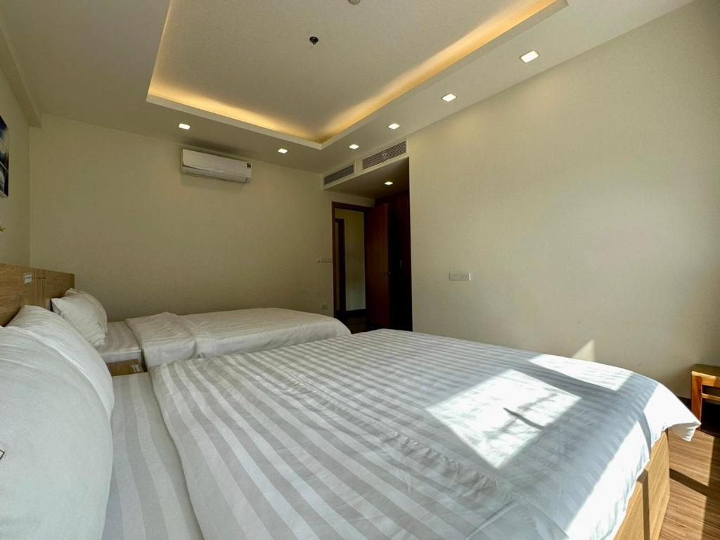 Postel nebo postele na pokoji v ubytování Tony Apartment -FLC Sea Tower Quy Nhon