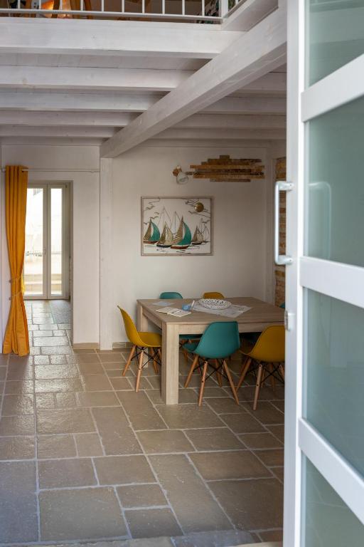 jadalnia ze stołem i krzesłami w obiekcie Seasons Home San Foca w mieście San Foca