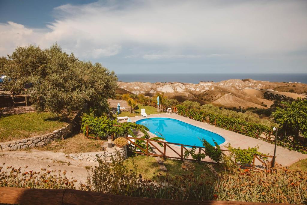 una piscina con vistas al océano en Calàmi - Villa Romeo - Private Apartments with Pool, Seaview & Olive Grove, en Santa Caterina Dello Ionio Marina