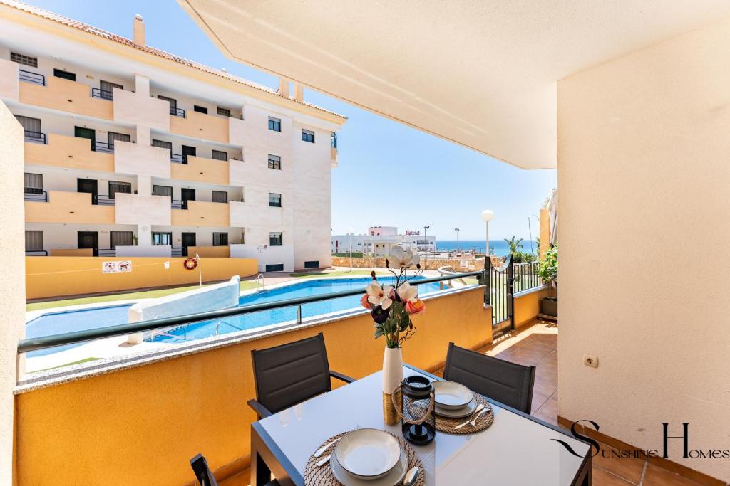 Elegant 2 Bed 2 Bath Apartment, Pool, Views, Parking