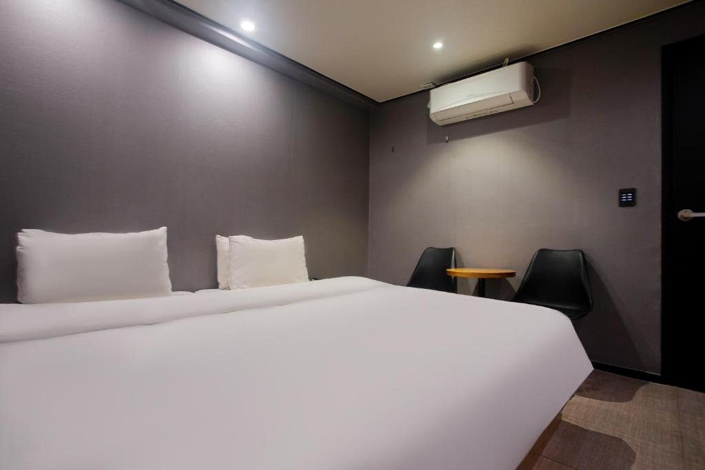 Postel nebo postele na pokoji v ubytování Seven Hotel