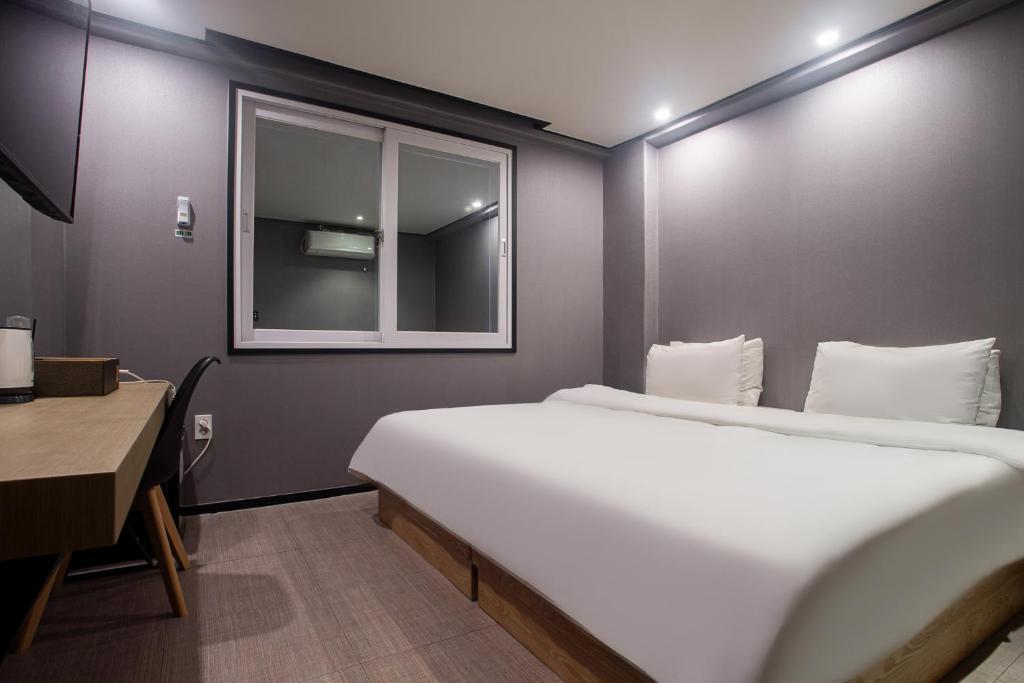 Postel nebo postele na pokoji v ubytování Seven Hotel