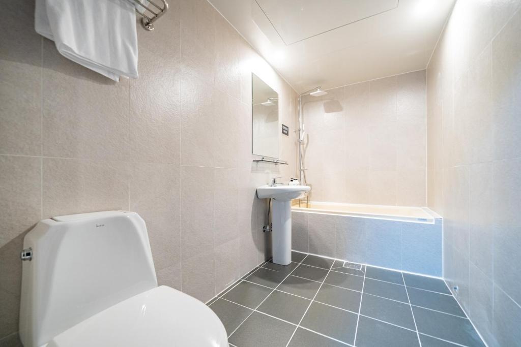 Koupelna v ubytování Seven Hotel