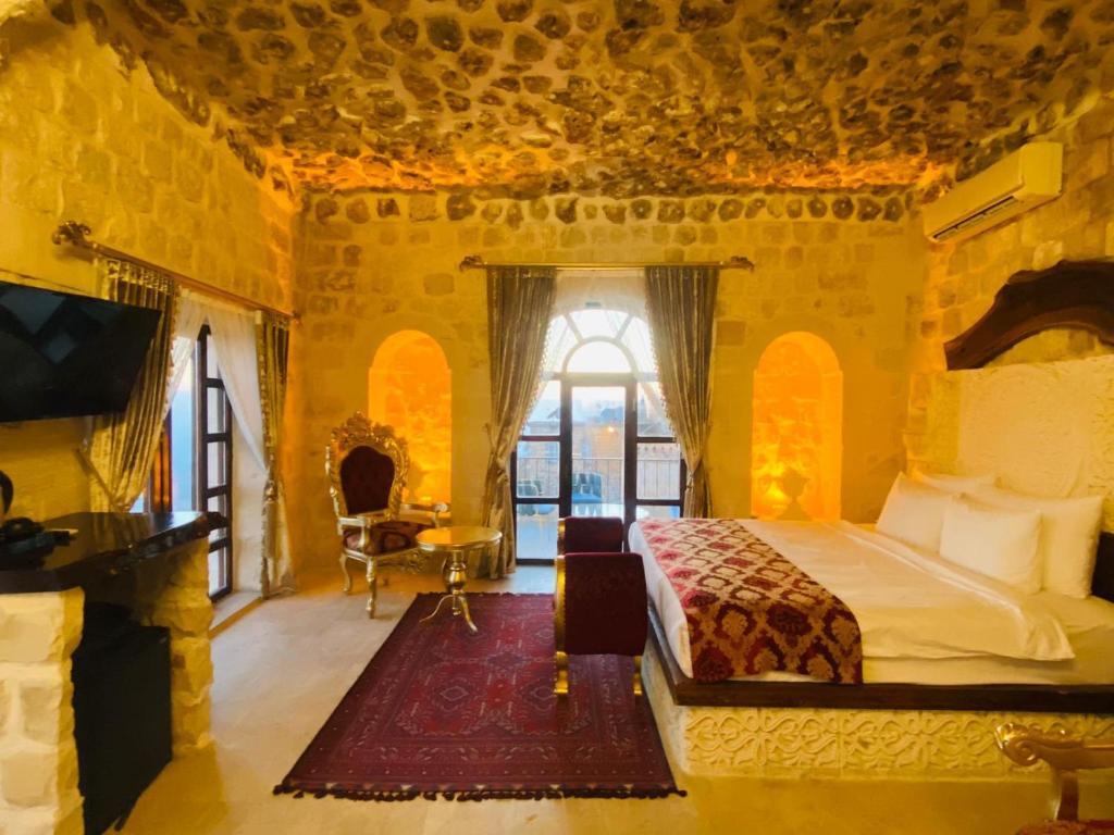 TV a/nebo společenská místnost v ubytování Antik Han Otel Mardin