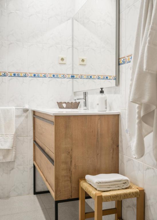 A bathroom at Ático A Residencial Caldares El Pueyo