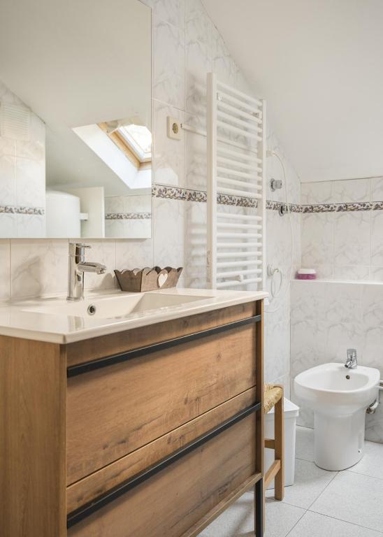 A bathroom at Ático A Residencial Caldares El Pueyo