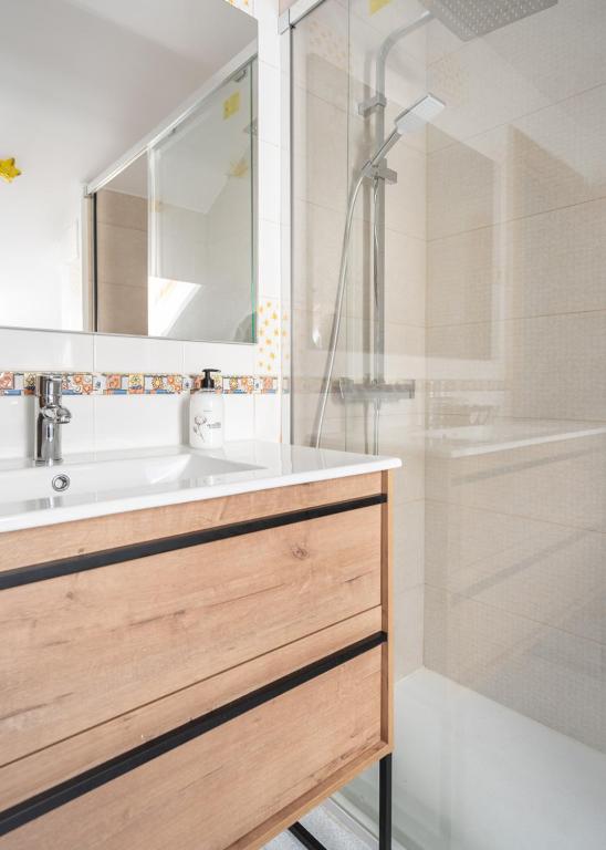 A bathroom at Ático A Residencial Caldares El Pueyo