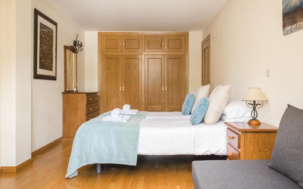 A bed or beds in a room at Ático A Residencial Caldares El Pueyo