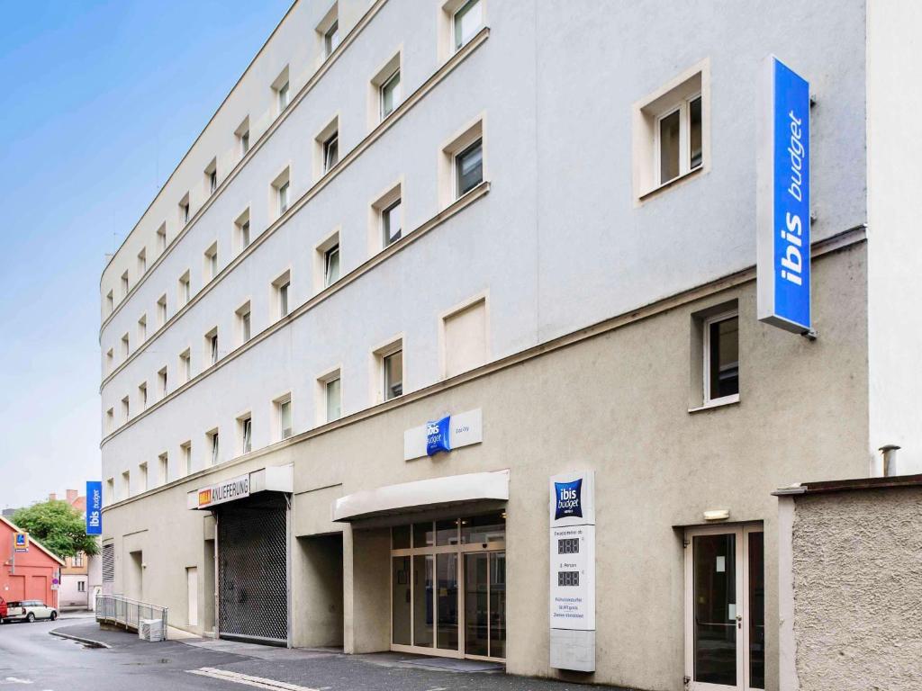 格拉茲的住宿－格拉茨城宜必思快捷酒店，一座白色的大建筑,上面有蓝色的标志