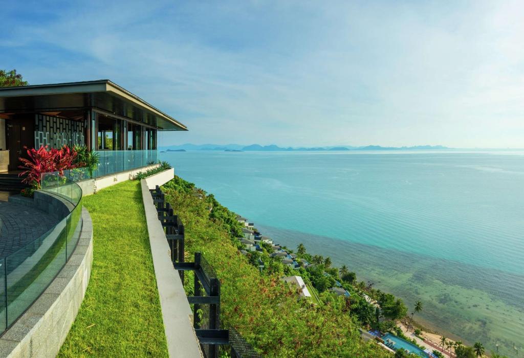 塔林甘海灘的住宿－Conrad Koh Samui Residences，水岸的房子
