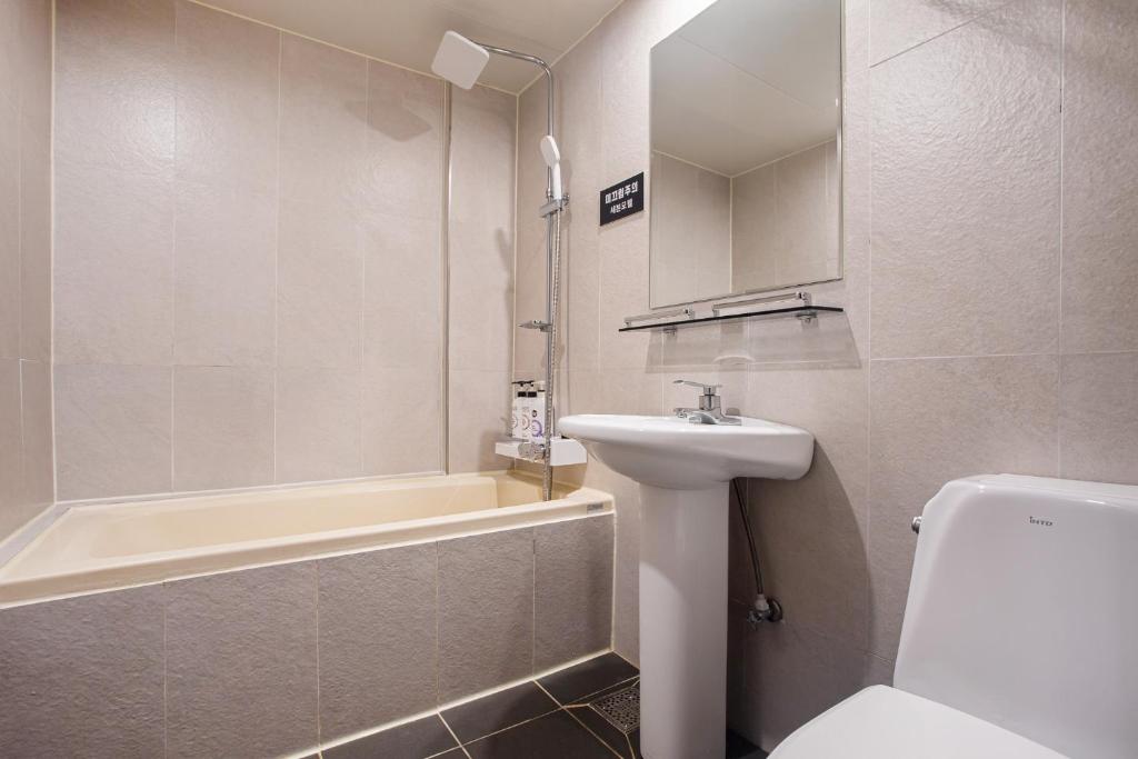 Koupelna v ubytování Seven Hotel