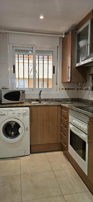 Kuchyň nebo kuchyňský kout v ubytování Apartamento acogedor en Magic World, Torre la Sal