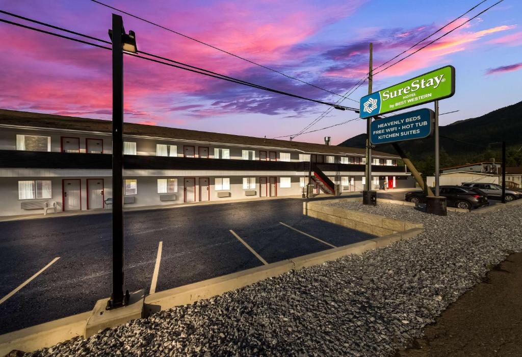 um parque de estacionamento vazio em frente a um edifício em SureStay Hotel by Best Western Rossland Red Mountain em Rossland