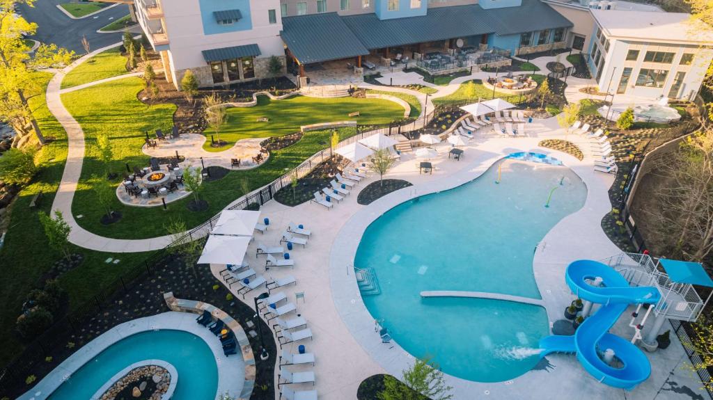 - une vue aérienne sur la piscine d'un complexe dans l'établissement Embassy Suites By Hilton Gatlinburg Resort, à Gatlinburg