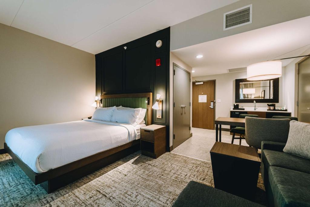 Habitación de hotel con cama y escritorio en Embassy Suites By Hilton Gatlinburg Resort, en Gatlinburg