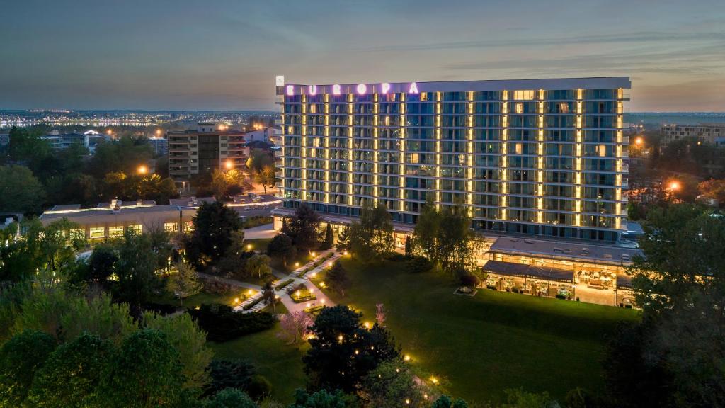Blick auf ein Gebäude in der Nacht mit Lichtern in der Unterkunft Ana Hotels Europa Eforie Nord in Eforie Nord