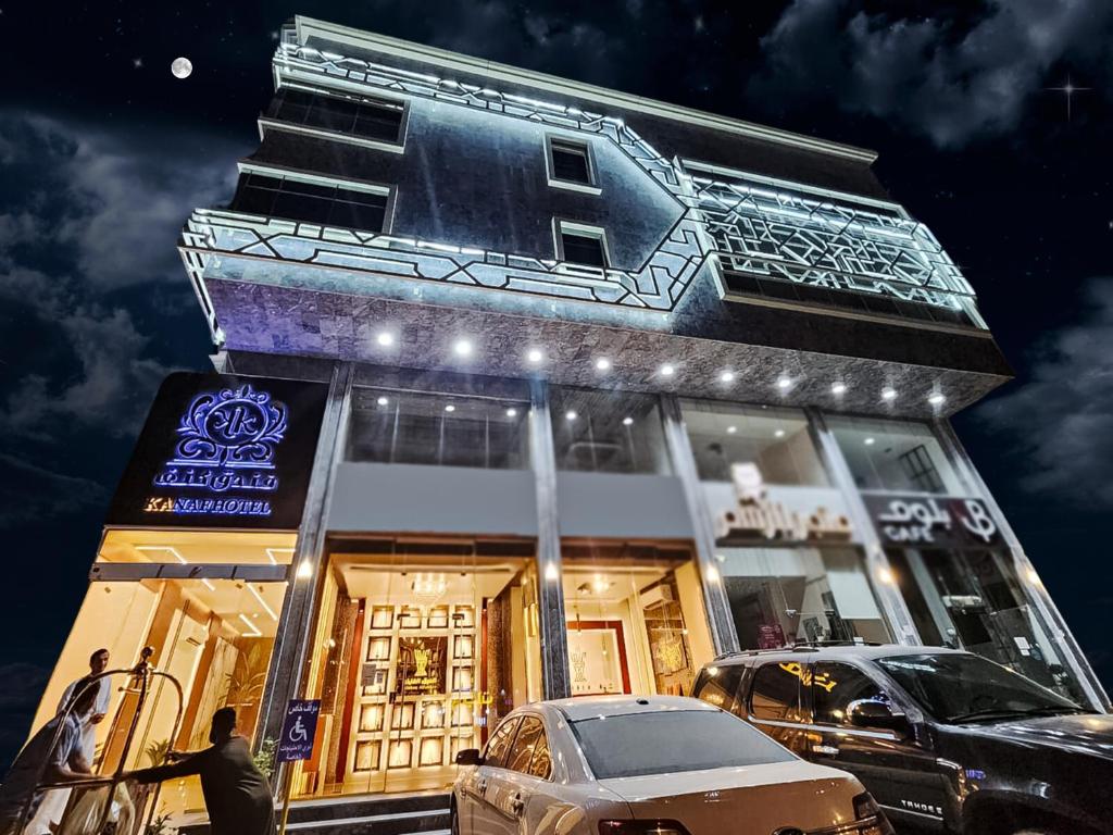 um edifício com um carro estacionado em frente em فندق كنف - kanaf hotel em Ash Sharāʼi‘