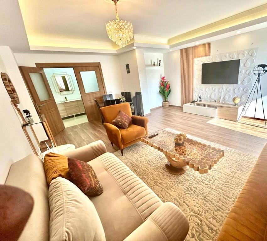 un salon avec un canapé et une table dans l'établissement Prodige meublées, à Abidjan