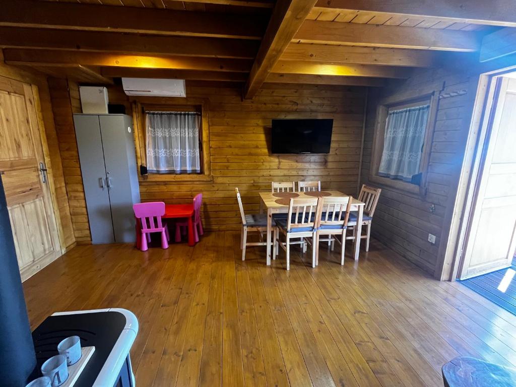 Televízia a/alebo spoločenská miestnosť v ubytovaní Domki i Apartamenty Wieleń