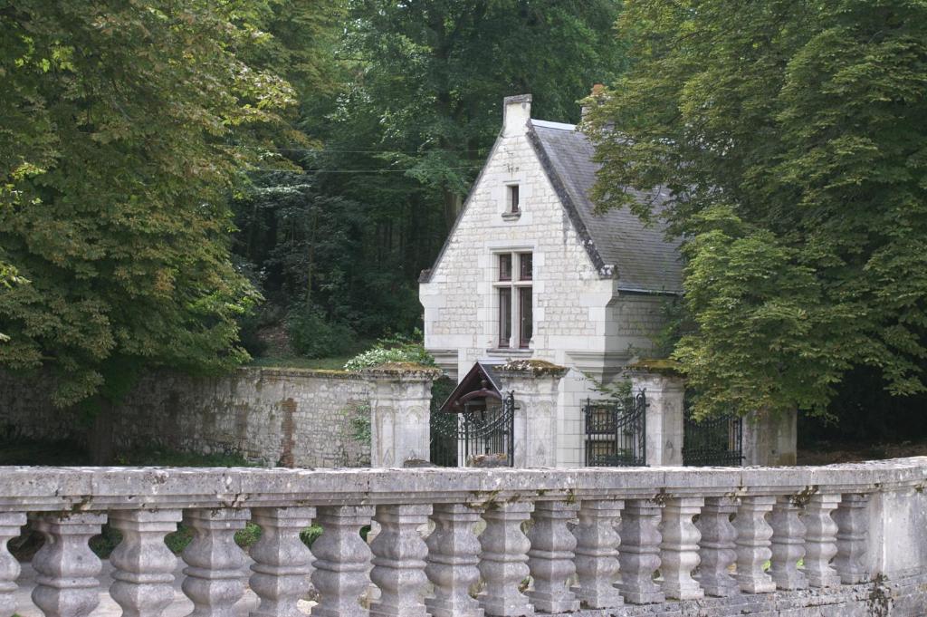 an old white house with a fence and trees at Aux grilles du Château de Saint-Aignan, à 2km de Beauval, les maisons de Sidonie et Léonard in Saint-Aignan