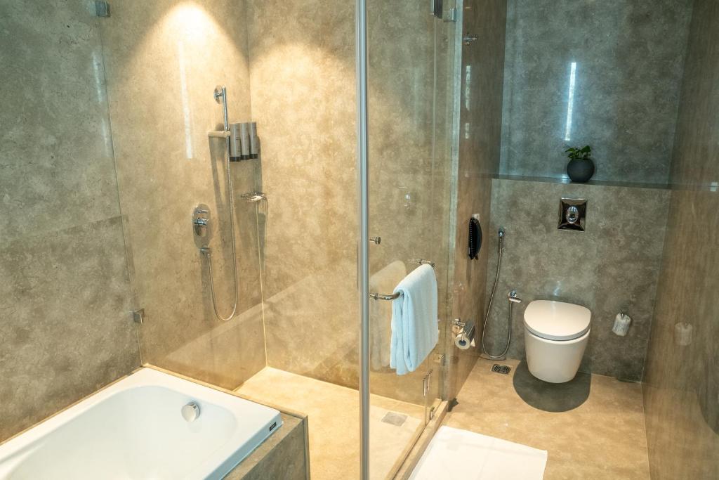 Koupelna v ubytování Courtyard by Marriott Nashik