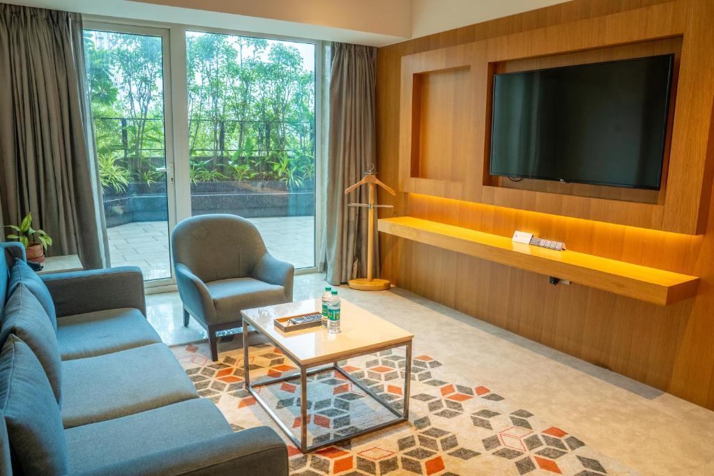 Posezení v ubytování Courtyard by Marriott Nashik