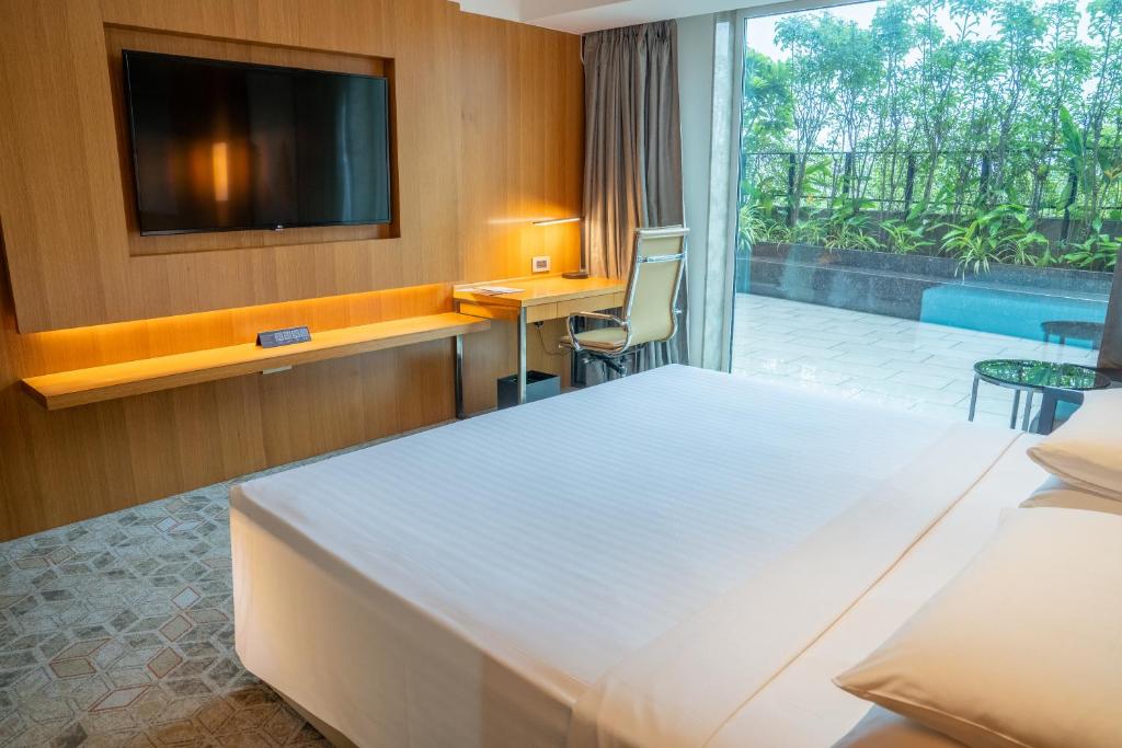 Postel nebo postele na pokoji v ubytování Courtyard by Marriott Nashik