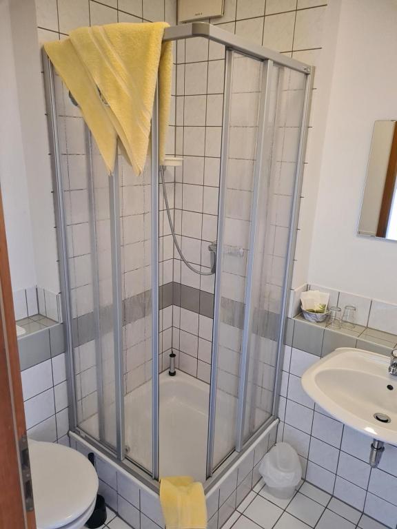 Ένα μπάνιο στο Logis Hotel Stadt Neustadt