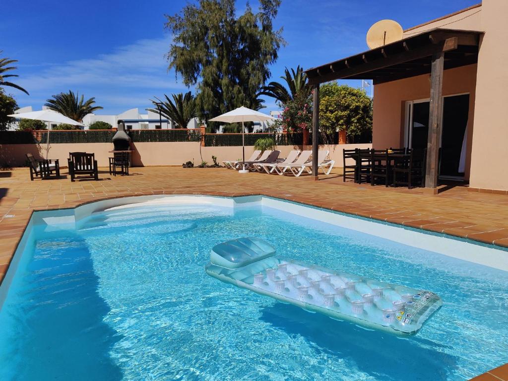 un artículo de plástico en el agua de una piscina en CASA MARTA duplex con piscina privada en Corralejo, en Corralejo