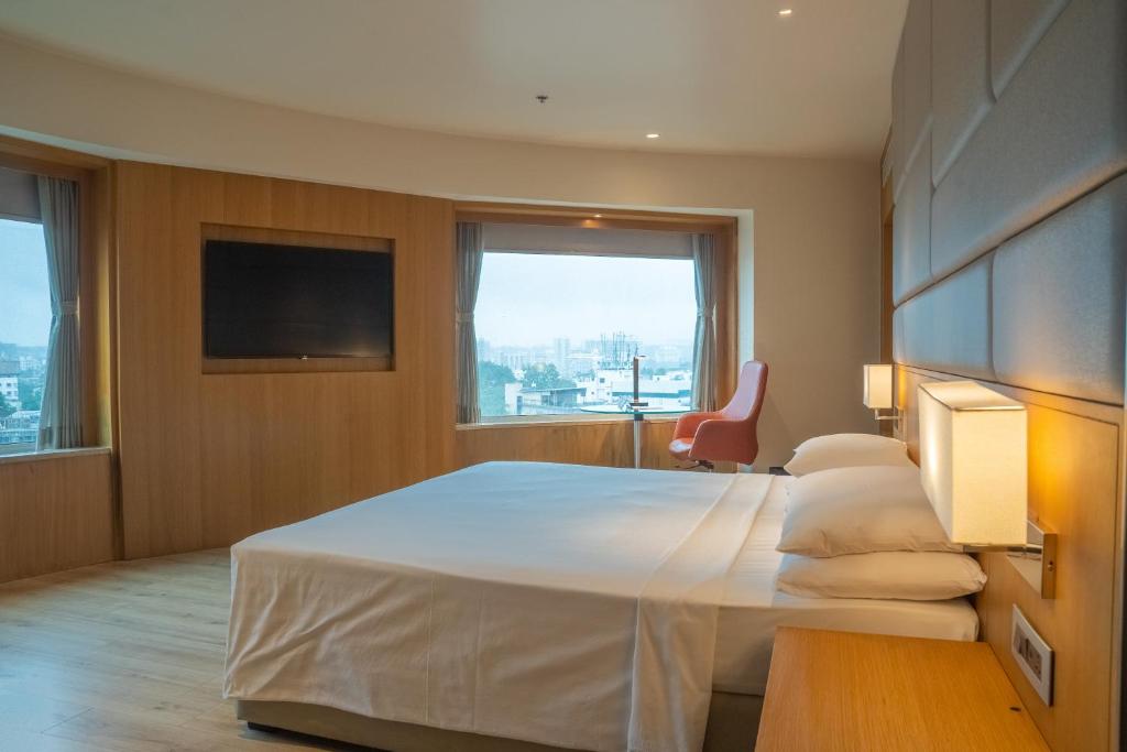 Postel nebo postele na pokoji v ubytování Courtyard by Marriott Nashik