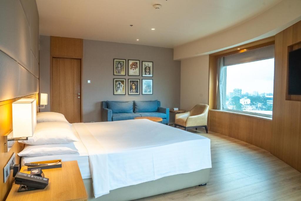 Postel nebo postele na pokoji v ubytování Courtyard by Marriott Nashik