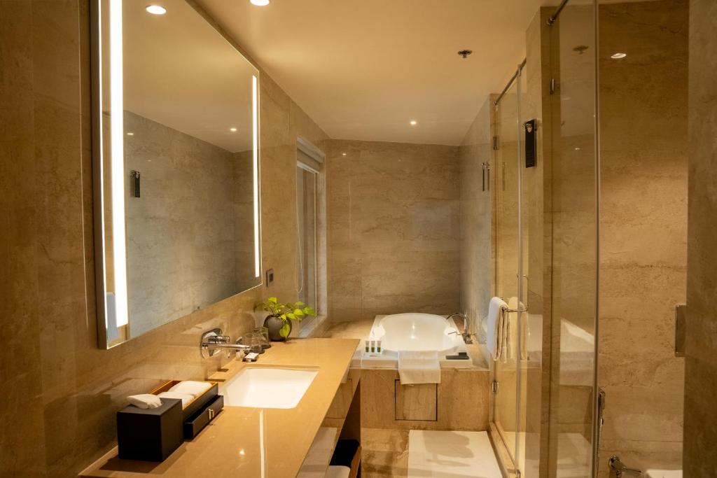 Koupelna v ubytování Courtyard by Marriott Nashik