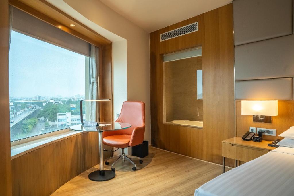 Postel nebo postele na pokoji v ubytování Courtyard by Marriott Nashik