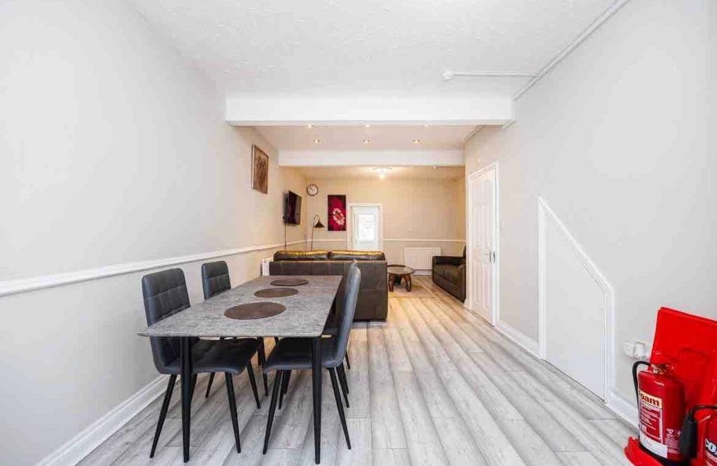 6 bedroom house, 9 beds, 3 baths near Excel, FAST WIFI, Parking