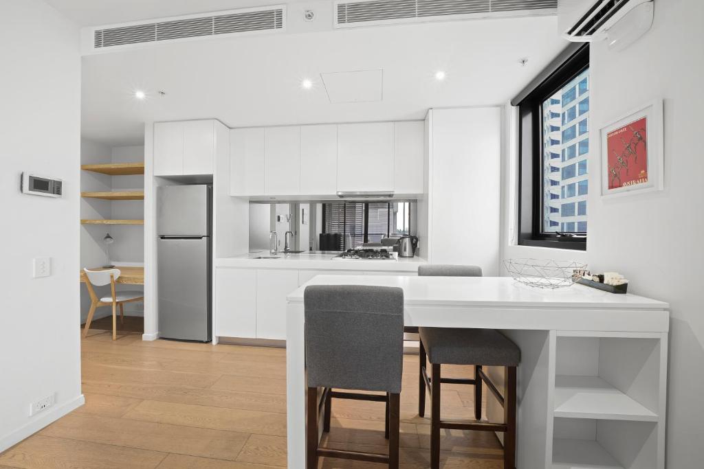 Flinders Street Apartments - 