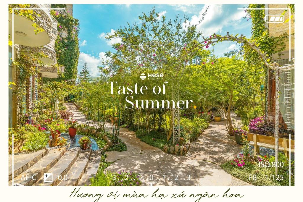 l'immagine di un giardino con le parole che sanno di estate di Hese Dalat Boutique Resort a Da Lat
