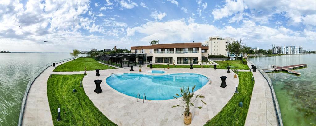 O vedere a piscinei de la sau din apropiere de Hotel Belinda Mamaia ex Gociman