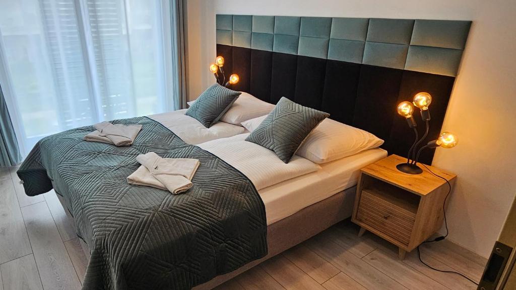 Giường trong phòng chung tại Casa Marina Apartament Familijny Premium