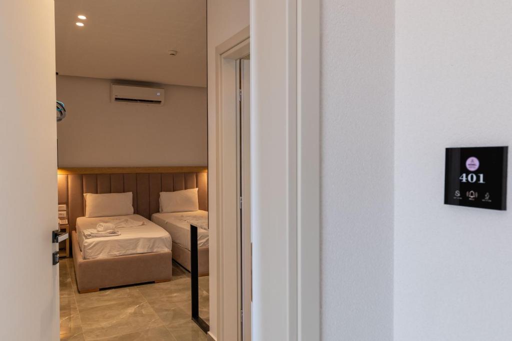Postel nebo postele na pokoji v ubytování Monel Hotel