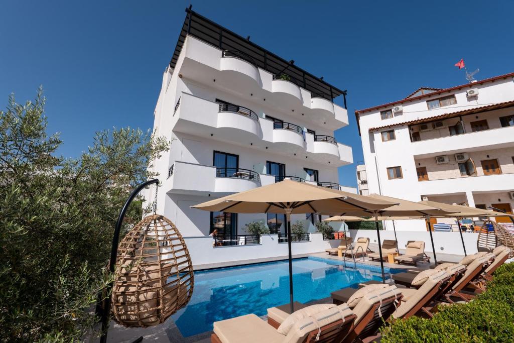 Bazén v ubytování Monel Hotel nebo v jeho okolí