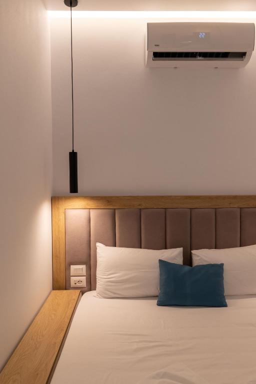 Monel Hotel - Deluxe Queen Room With Pool View
